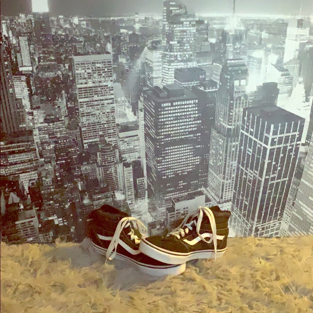 Black height top vans.